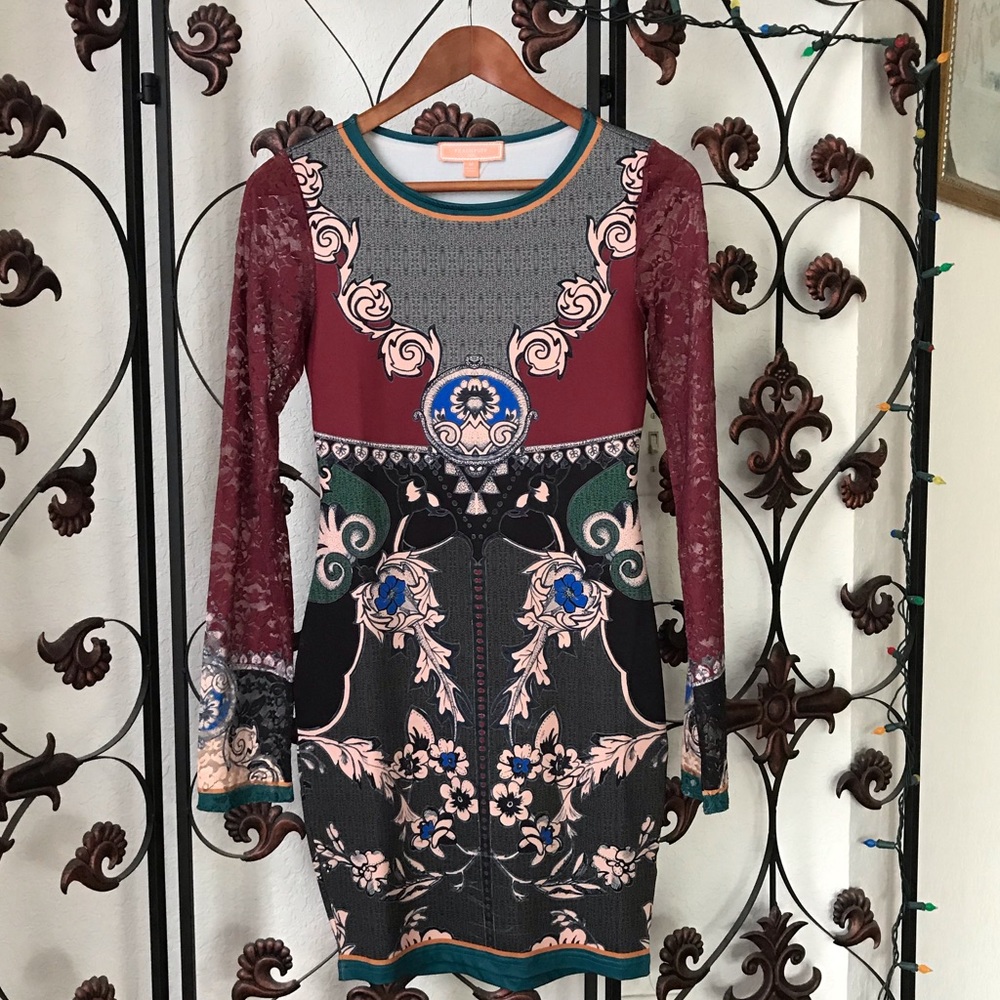 Nice dress with lace sleeves